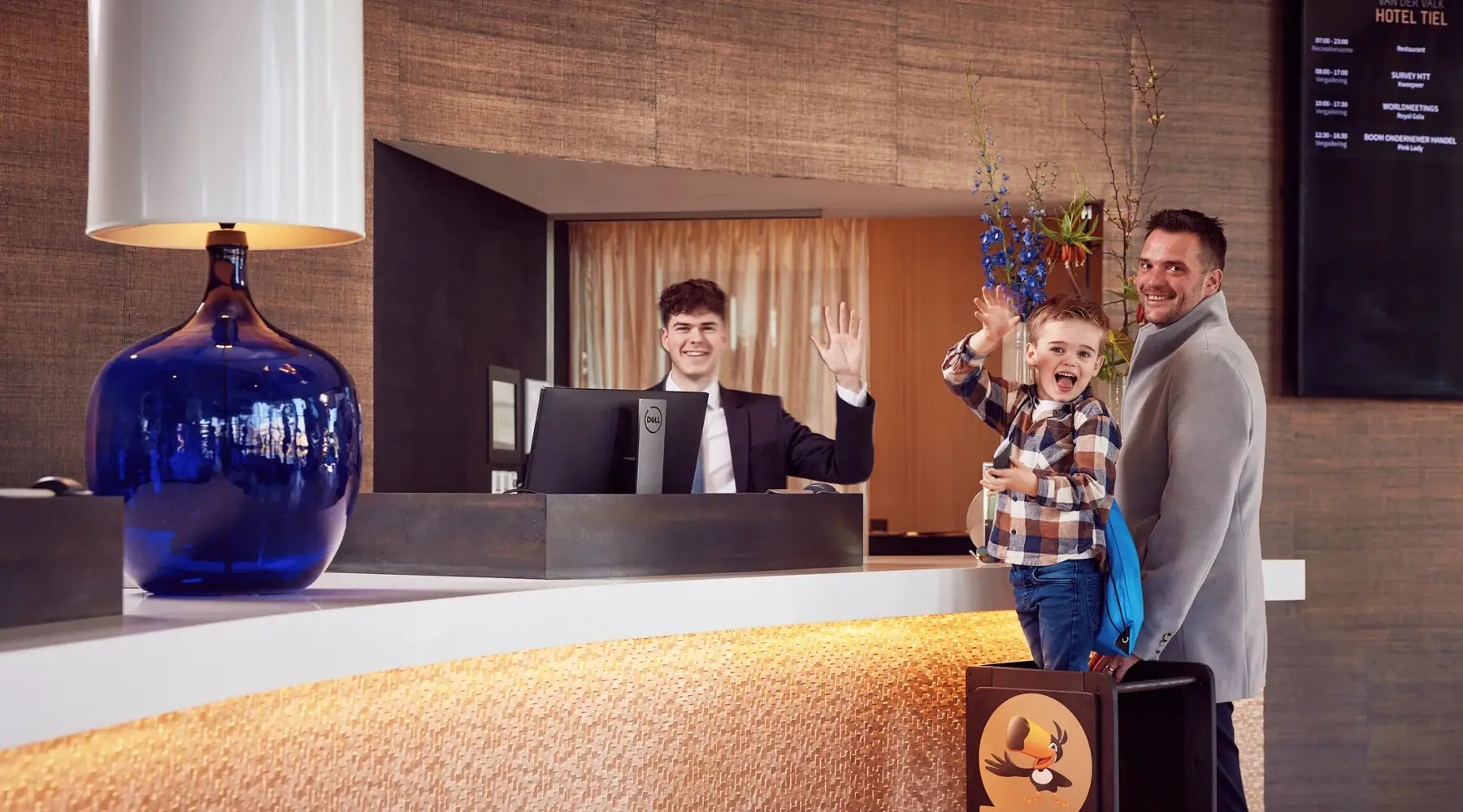Vater trifft Sohn in der Lobby.