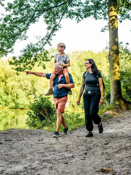 Gezin aan het wandelen