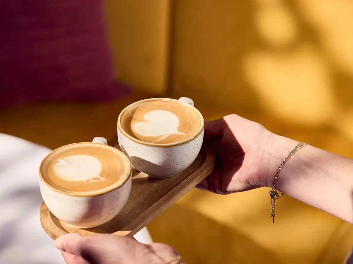 2 Kaffeetassen mit Latte Art 