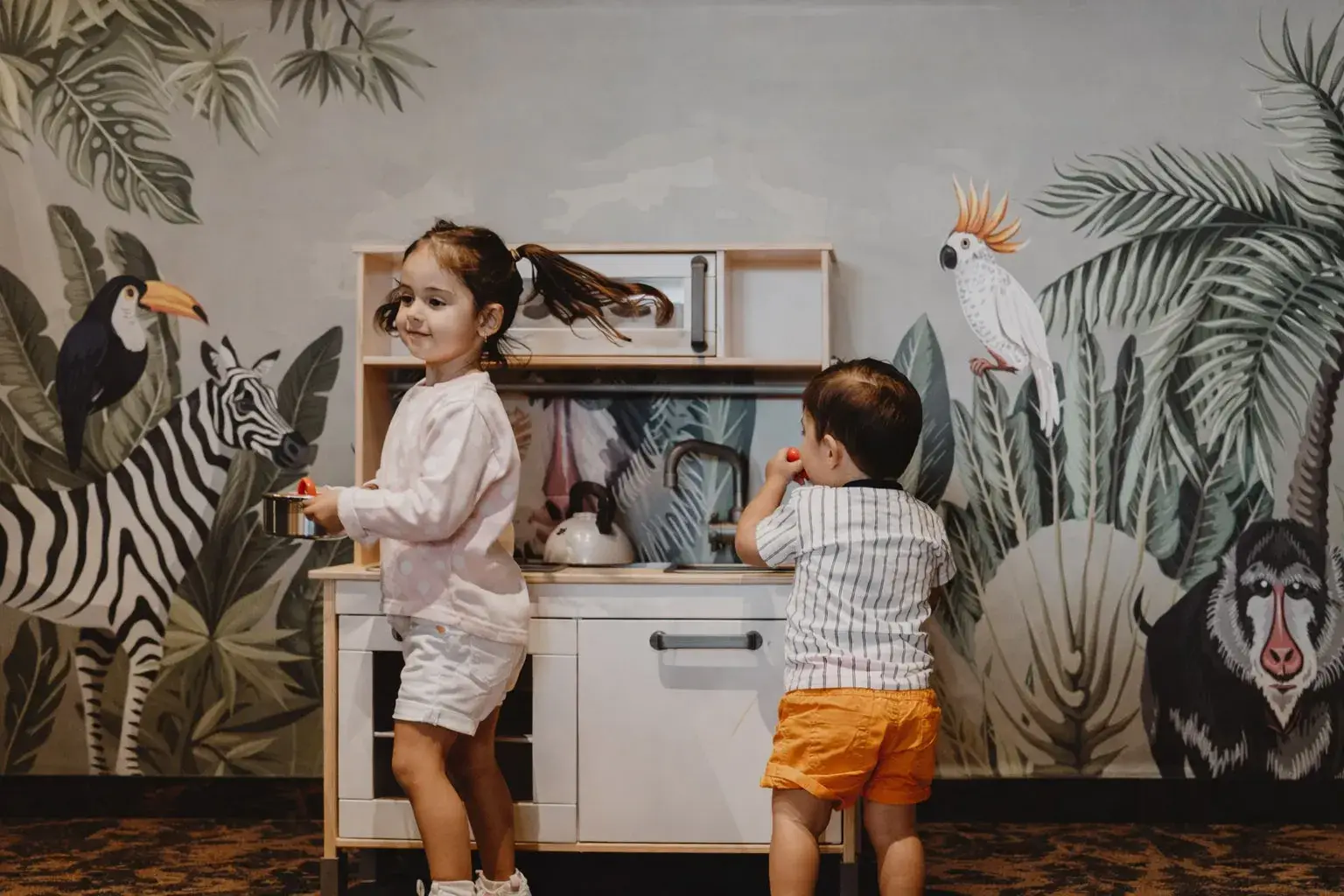 Enfants heureux s'amusant dans l'espace de jeux de l'hôtel Van der Valk Nivelles-Sud, ambiance familiale et conviviale.