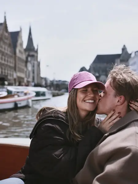 Couple naviguant en bateau dans le centre de Gand près de l'Hôtel Van der Valk Gent