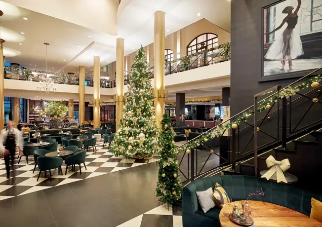 Paar am Tisch beim Weihnachtsbaum