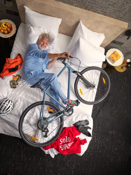Wim de Jong met fiets op bed