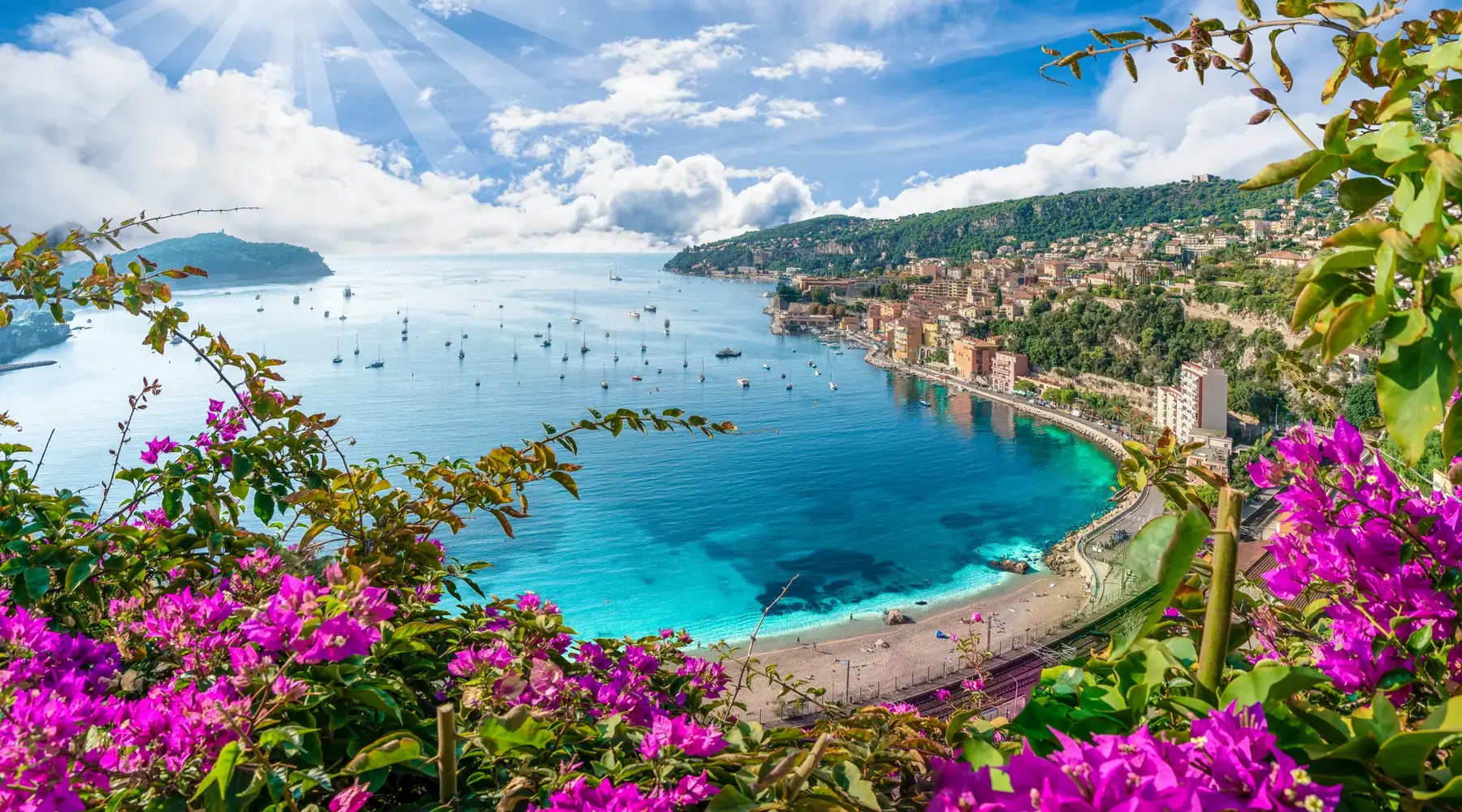 Photo aérienne d'une ville sur la Côte d'Azur.