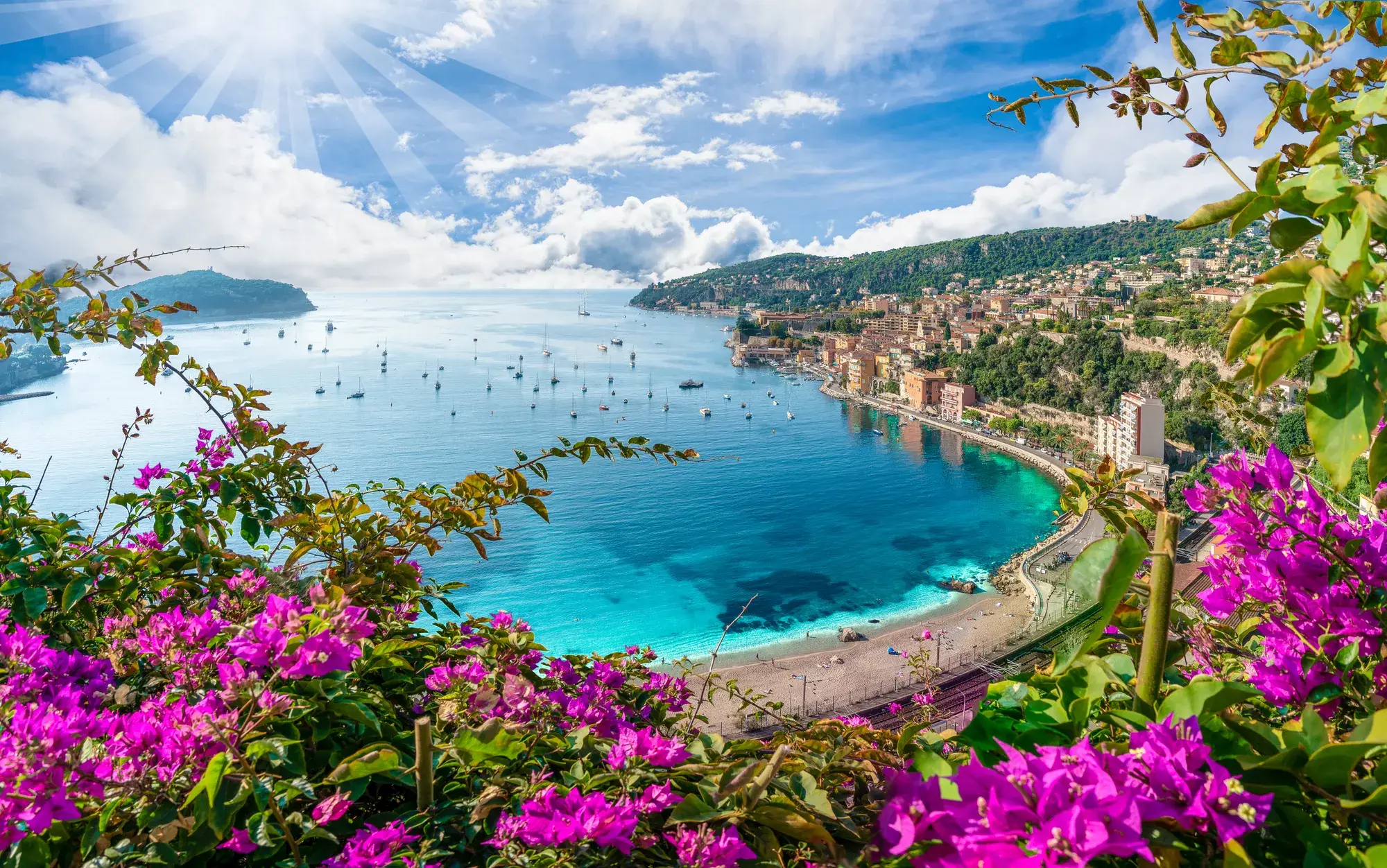 Photo aérienne d'une ville sur la Côte d'Azur.