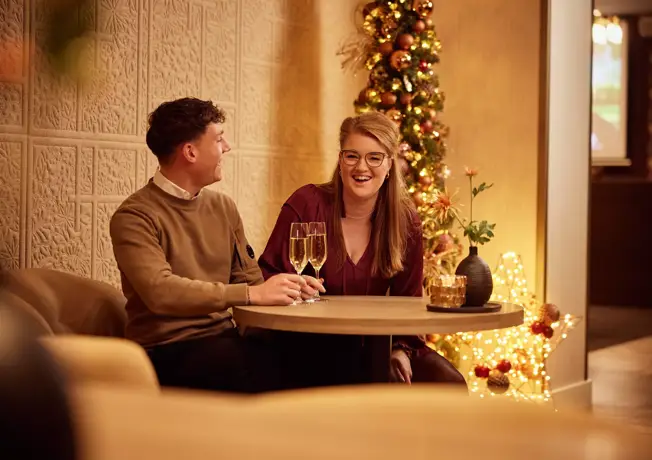 Gezin aan tafel met kerstman