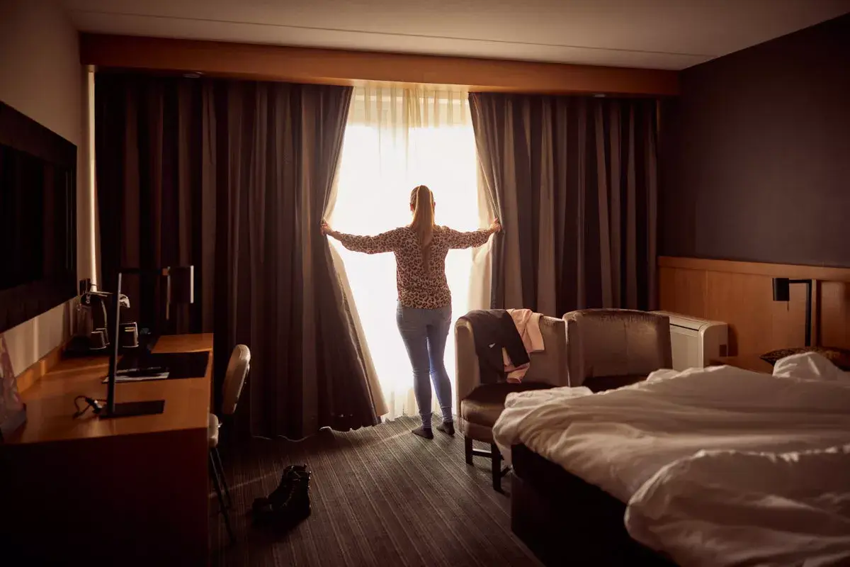 Vrouw in hotelkamer