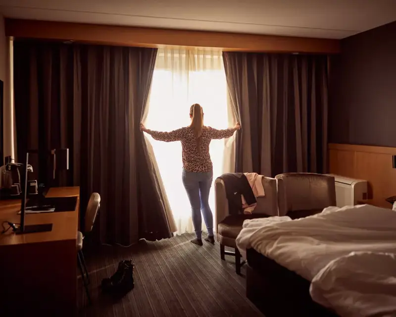 Vrouw in hotelkamer