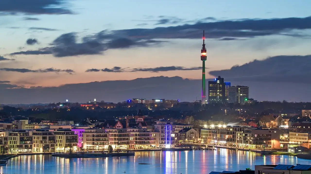 Skyline van Dortmund in avond.