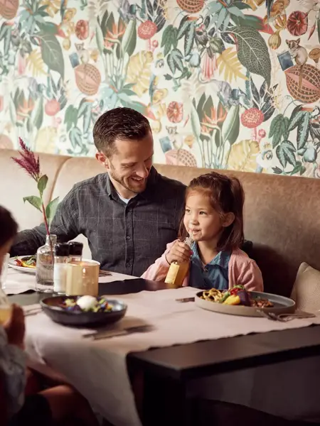 Vater mit Tochter in einem Van der Valk Restaurant