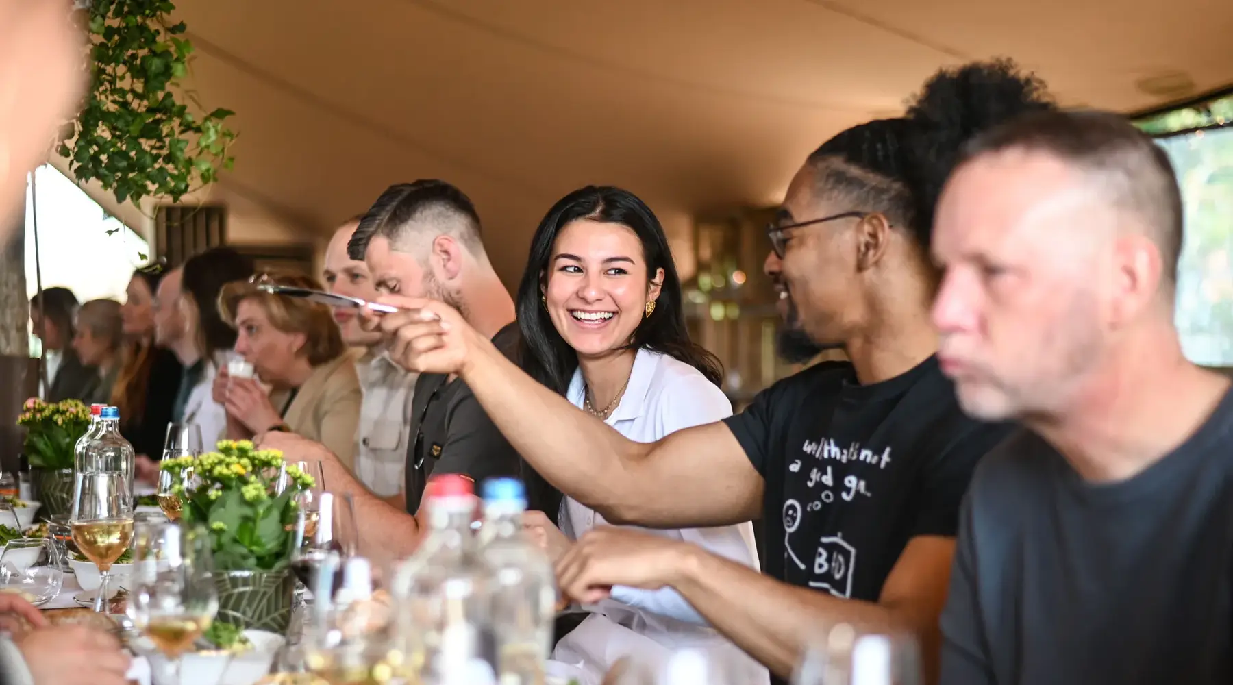 Fröhliche Menschen genießen ein Abendessen im Freien.