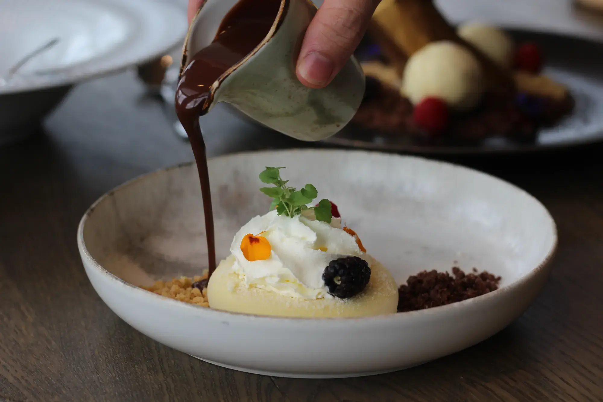 Im Restaurant Vloed wird Schokoladensoße über die Dame Blanche gegossen.