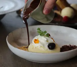 Im Restaurant Vloed wird Schokoladensoße über die Dame Blanche gegossen.