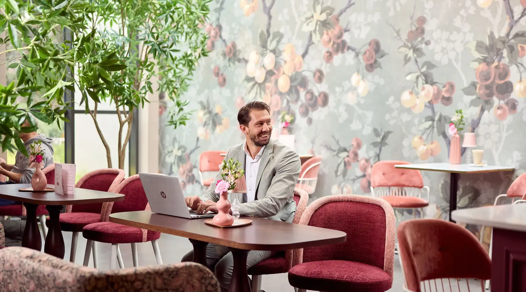 Kostenloses WLAN | Hotellobby | Flexible Arbeitsplätze | Cherry Lounge