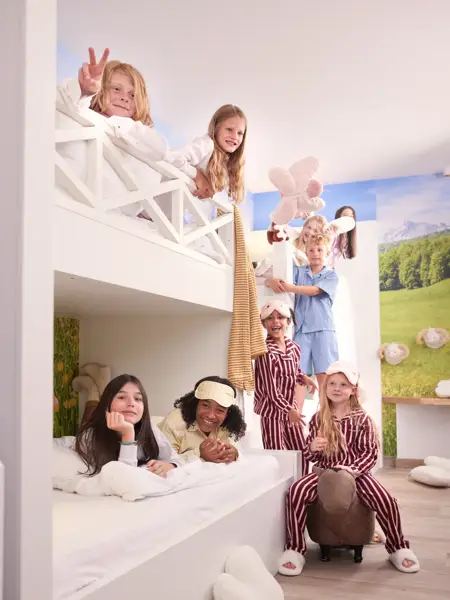 Viele Kinder in einem Familienzimmer