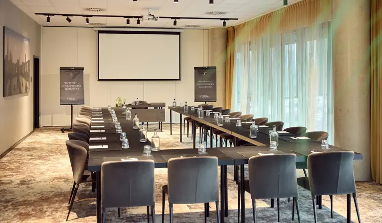 Disposition en forme de U pour des groupes jusqu'à 30 personnes dans le hall du Vrijdagmarkt.