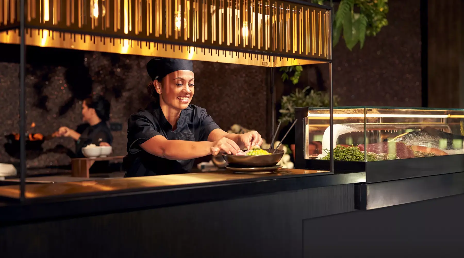 servir un plat asiatique