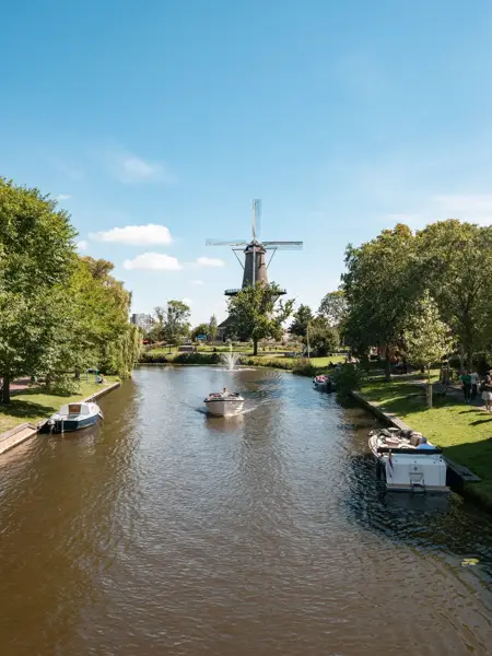 Landschaft in den Niederlanden mit Mühle
