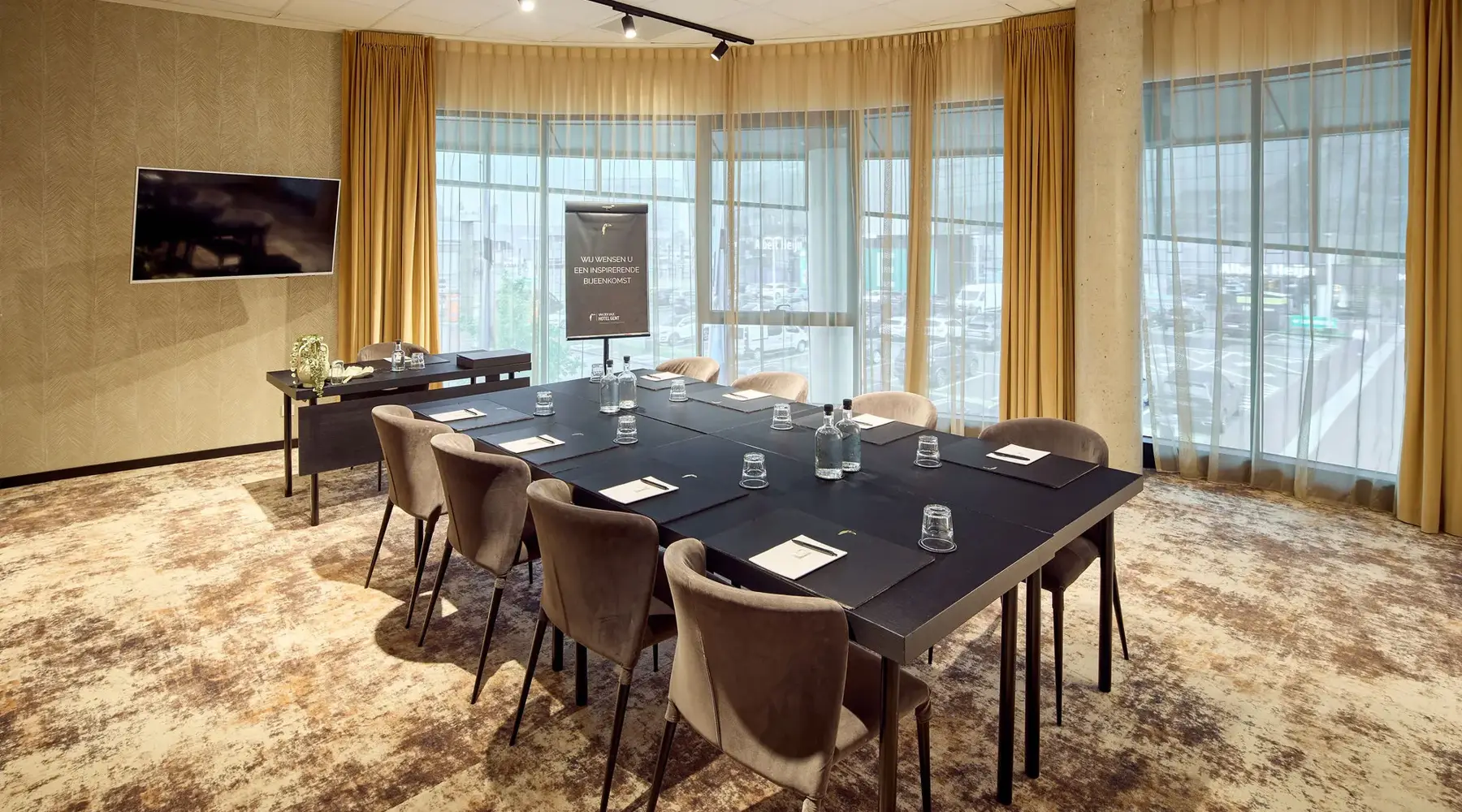 Konferenzraum-Setup für Besprechungs- oder Breakout-Räume im Van der Valk Hotel Gent