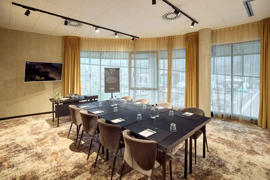 Konferenzraum-Setup für Besprechungs- oder Breakout-Räume im Van der Valk Hotel Gent