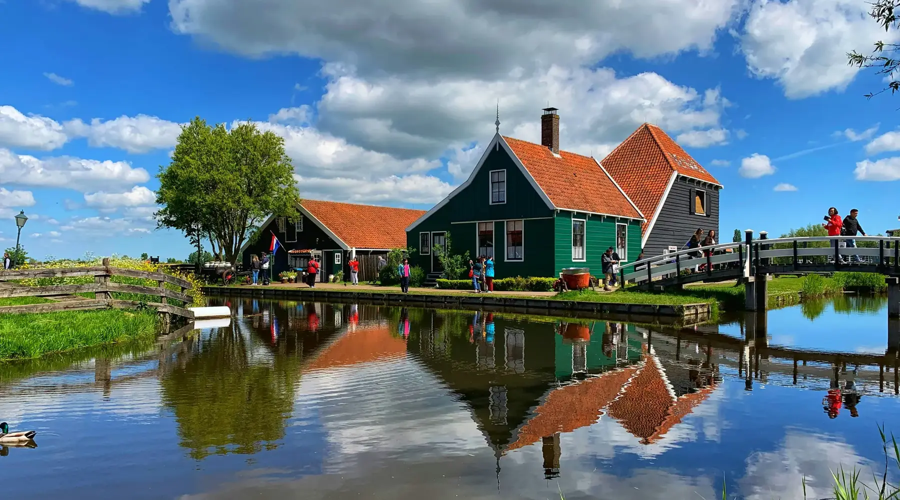 Gekleurde monumentale huizen in het erfgoed Zaanse Schans