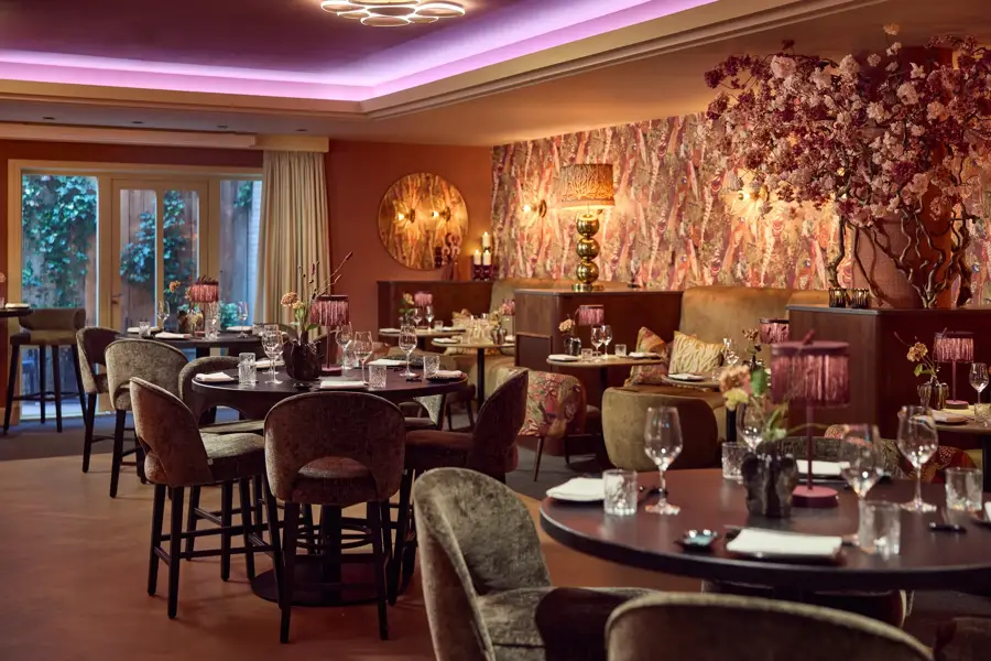 Semmy's Bar, ookwel Mr. Sato ingedekt voor diner