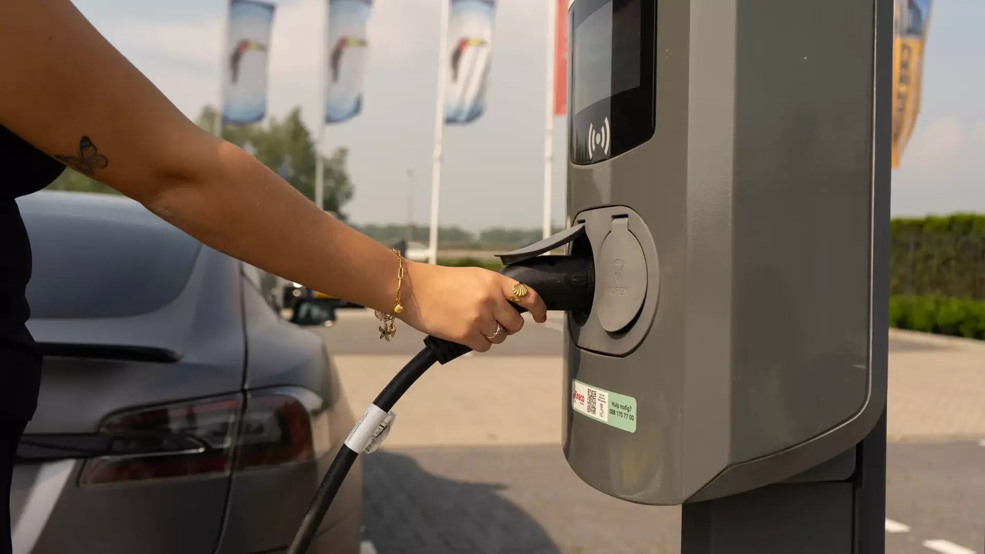 charge electric car