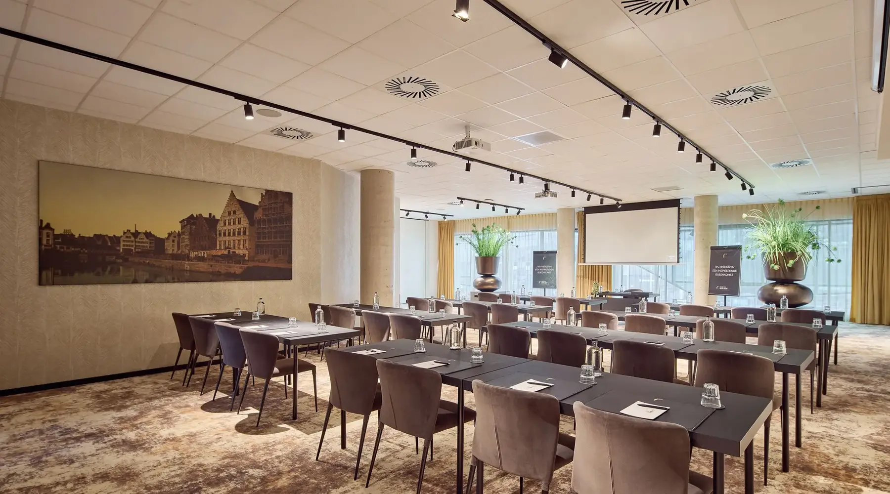 Graslei-Saal in Klassenzimmerkonfiguration für große Konferenzen in Gent