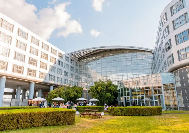 Vooraanzicht Van der Valk Hotel Paris