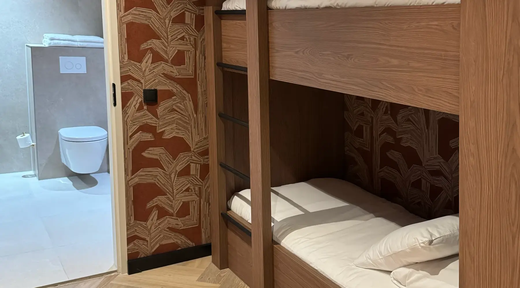 Stapelbed met twee eenpersoonsbedden in de aangrenzende kamer