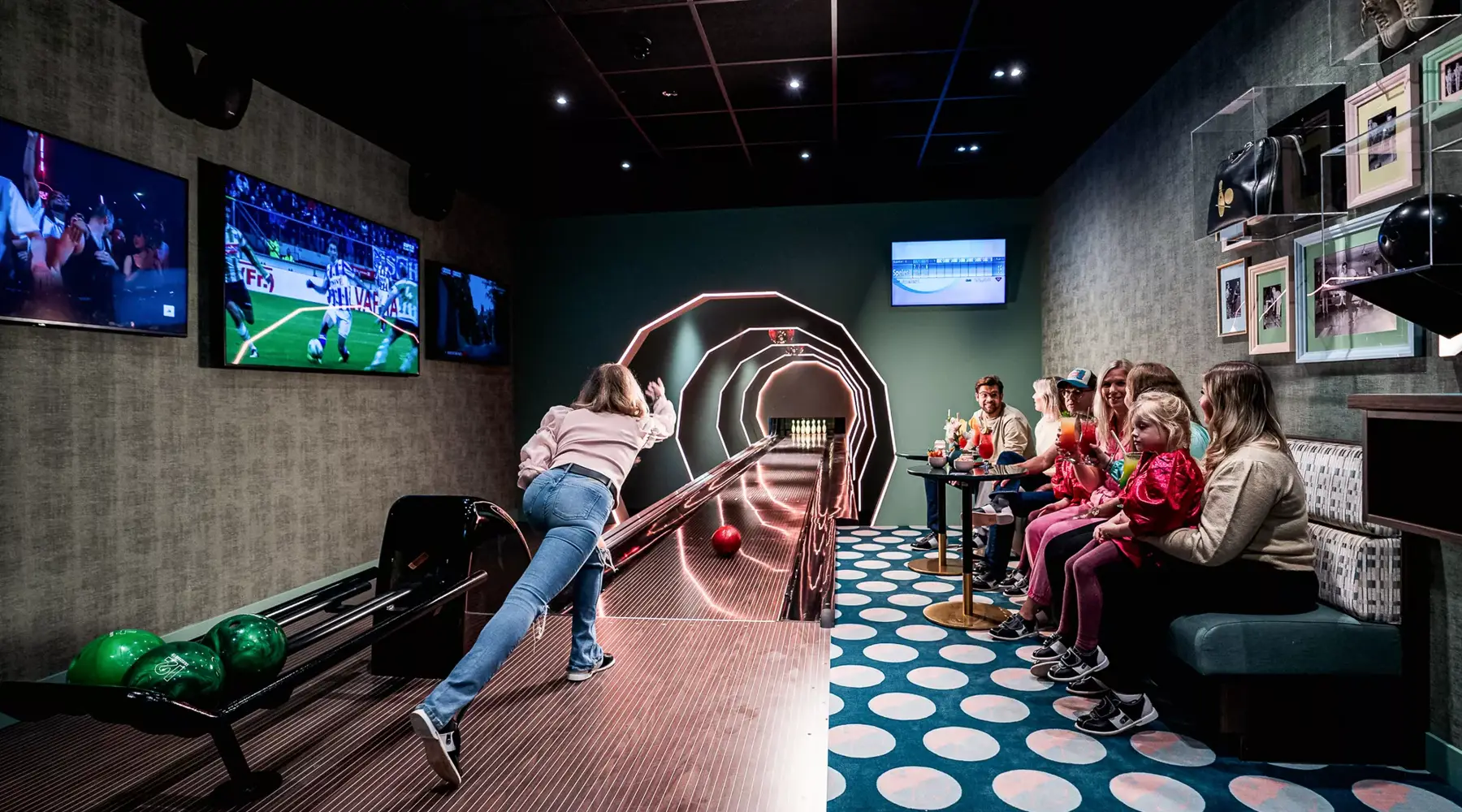 Famille en train de jouer au bowling chez Spare Time Boutique Bowling