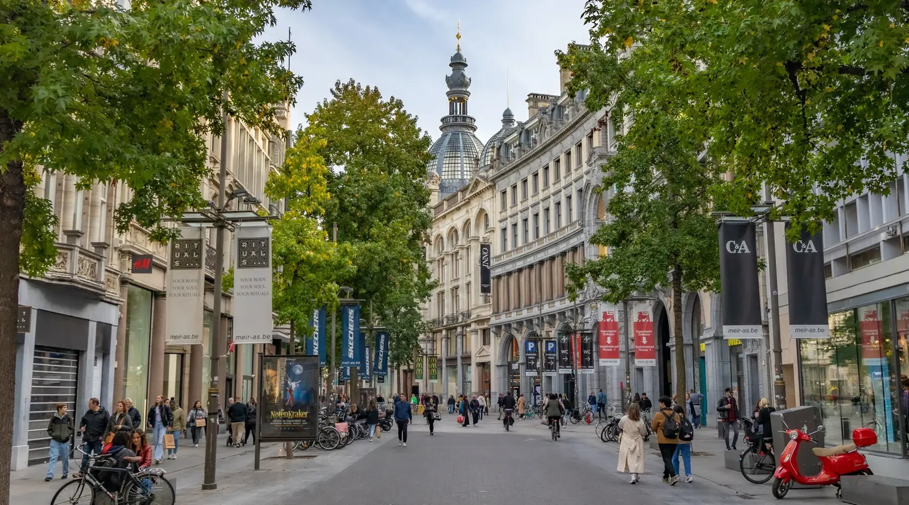 Shopping on Sunday in Antwerp city center