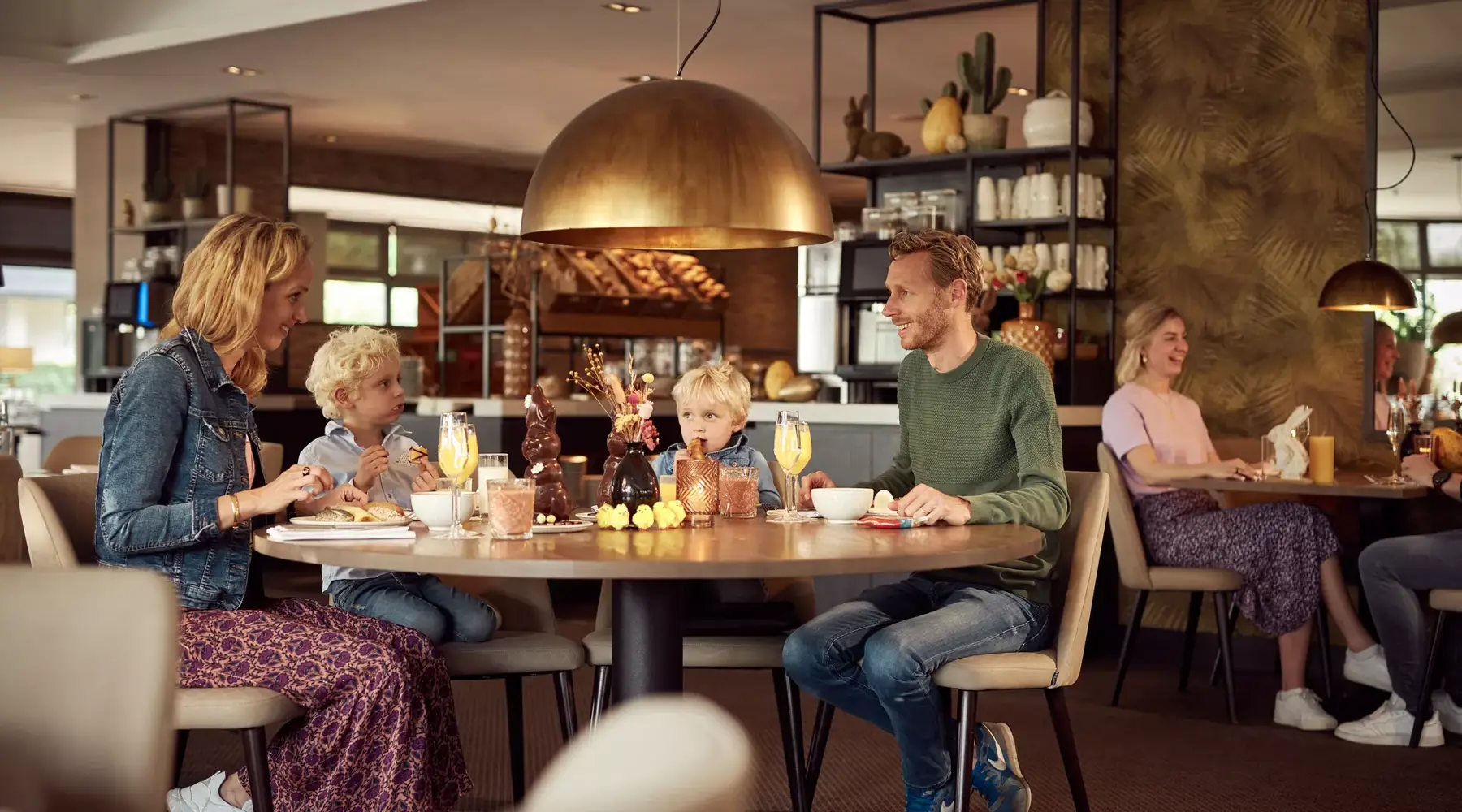 Famille lors d'un dîner chez Van der Valk