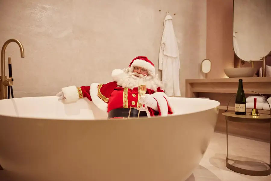 Kerstman in een bad bij Van der Valk Hotel Gorinchem-A15