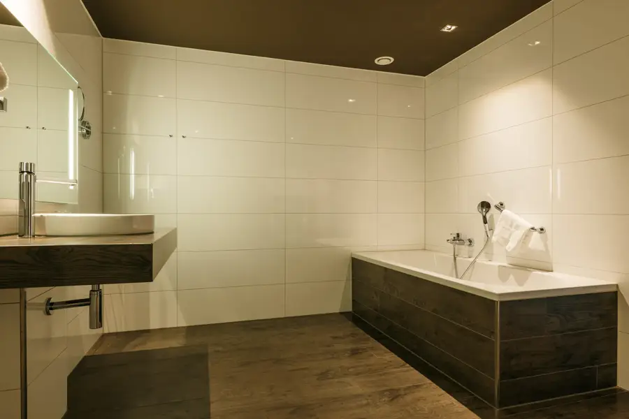 Barrierefreies Komfortzimmer mit Badewanne & Dusche