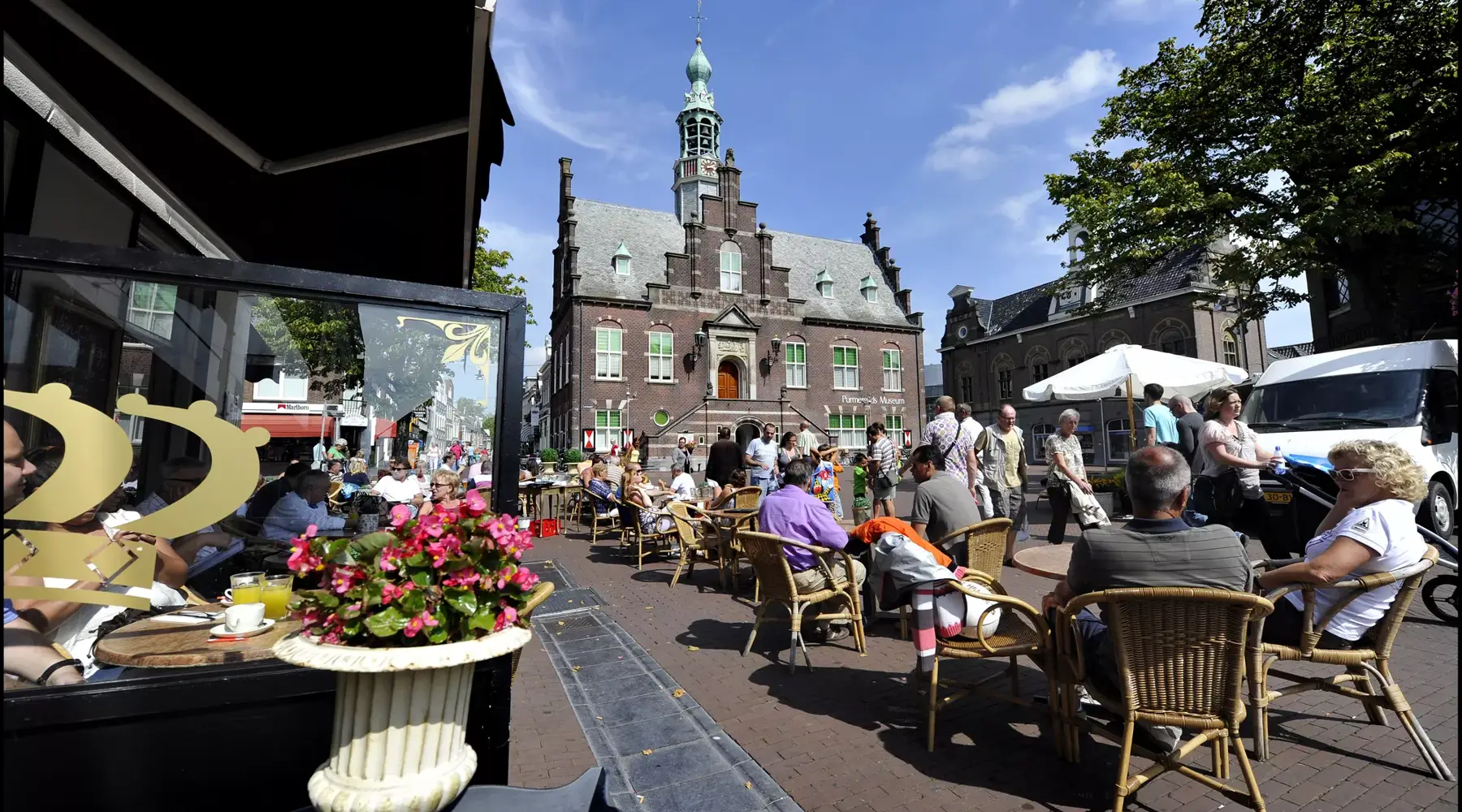 Een terras in Purmerend op een zomerse dag