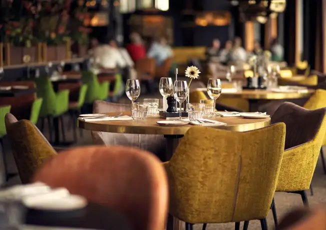 restaurant met tafel en stoelen