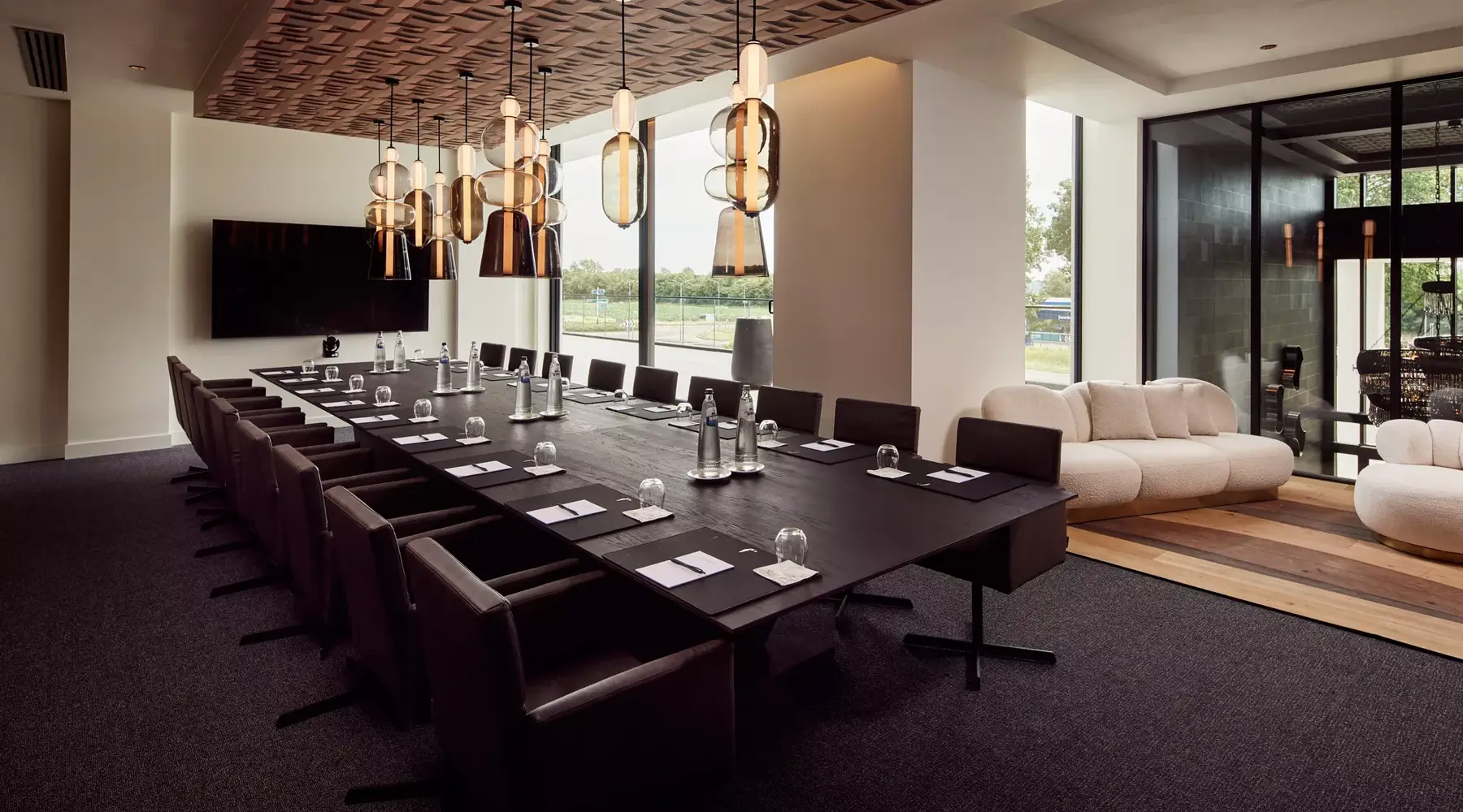 Saal mit langem Tisch im Hotel Nuland