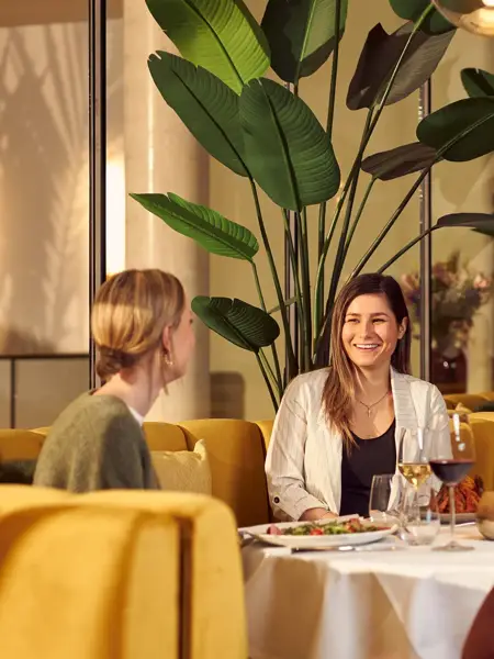 2 Freundinnen essen in einem Van der Valk Hotel