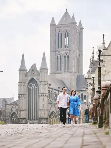 Koppel wandelt door Gent centrum