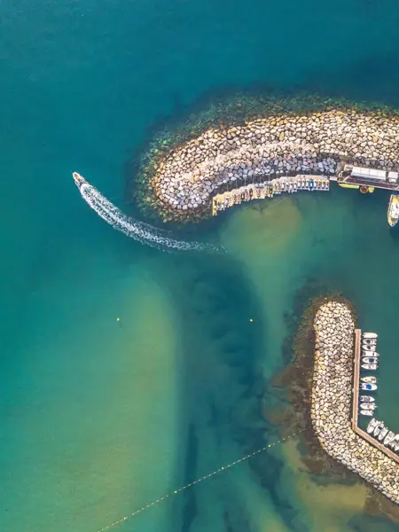 Une photo aérienne du port de Saint-Aygulf