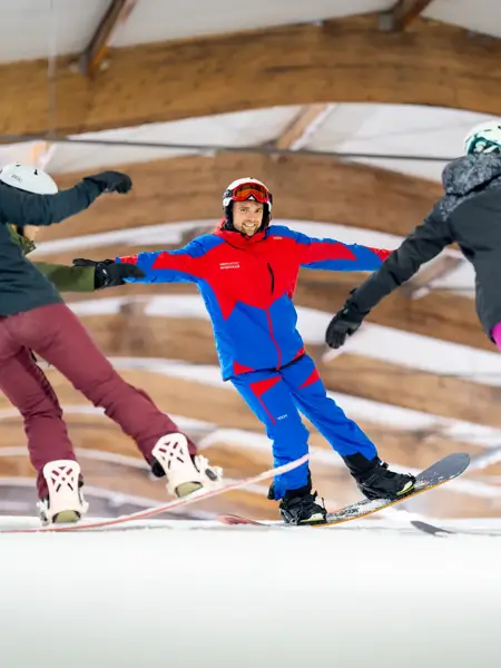 Mensen skiën in het Alpincenter Bottrop.