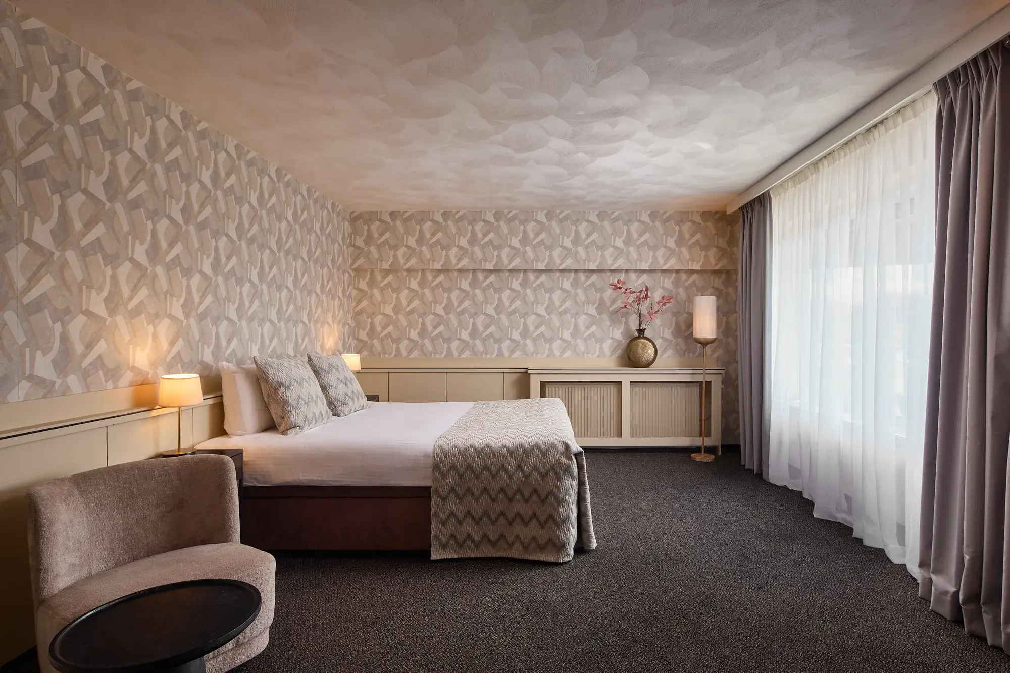 Ruime familiekamer met tweepersoonsbed en comfortabele zithoek in Van der Valk Hotel Leusden-Amersfoort