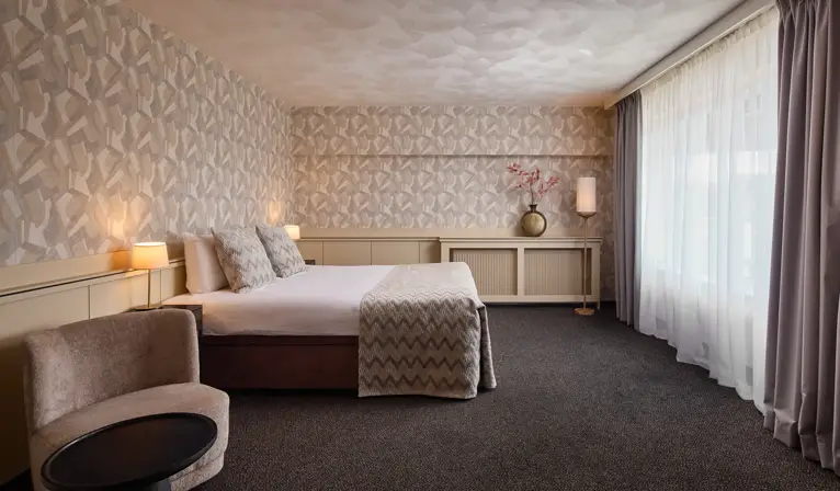Ruime familiekamer met tweepersoonsbed en comfortabele zithoek in Van der Valk Hotel Leusden-Amersfoort