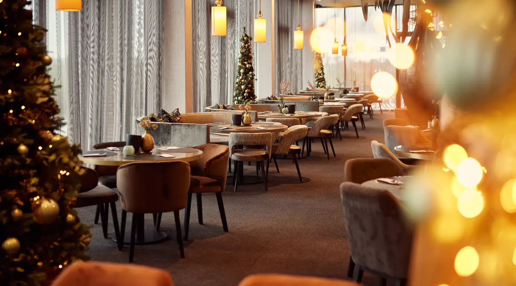 Gedeckte Tische im Restaurant