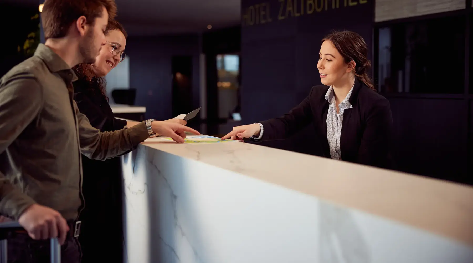 Couple checks in at the reception Hotel Zaltbommel - A2