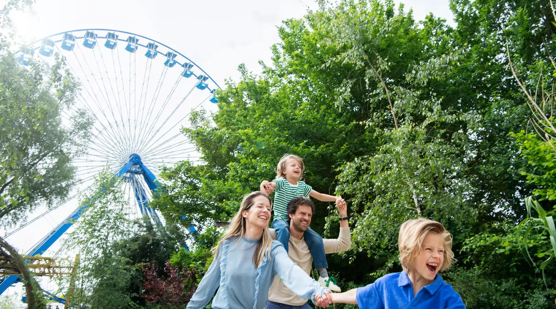 Gezin in een familiepark