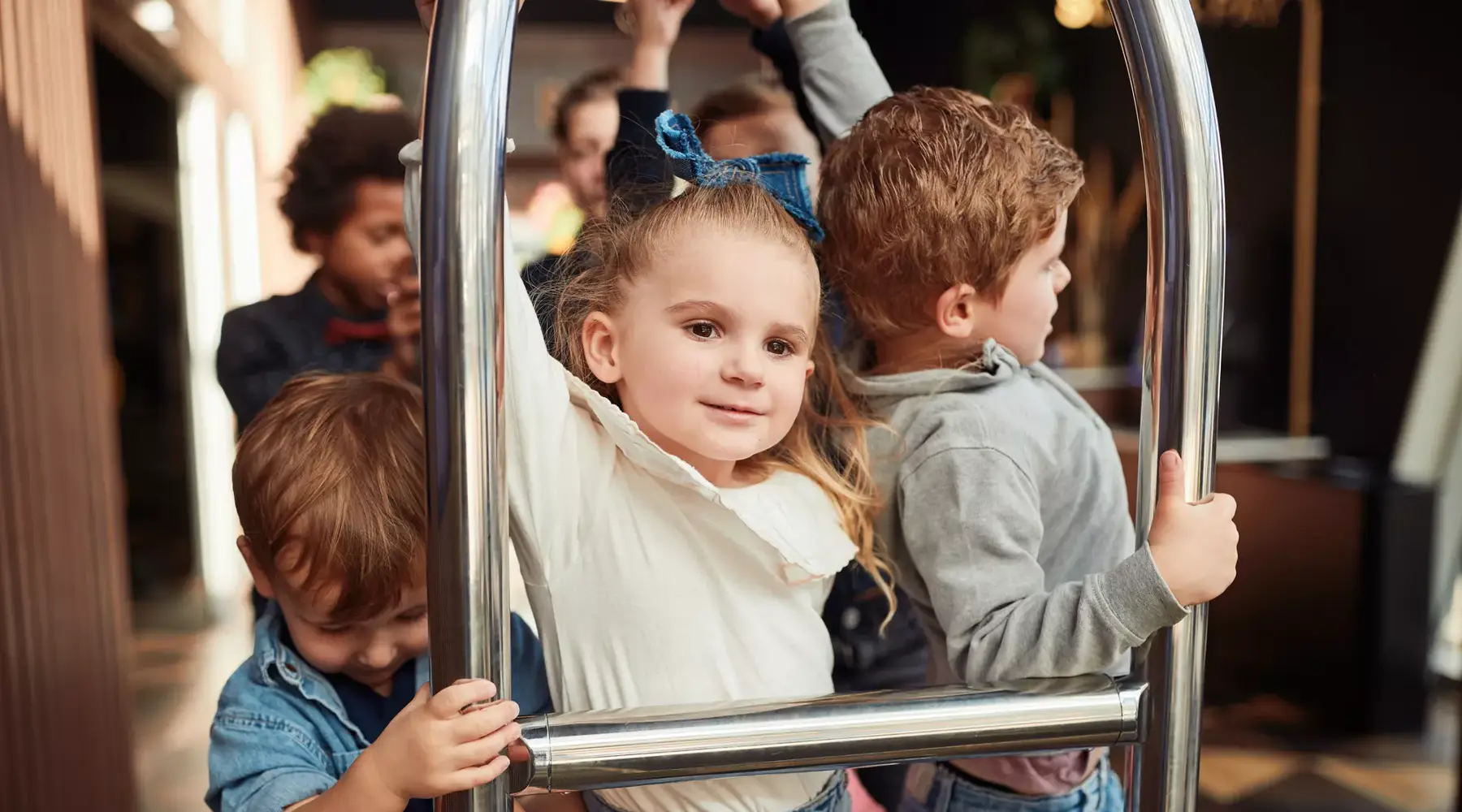 Kinderen spuiten slagroom op een ijsje.