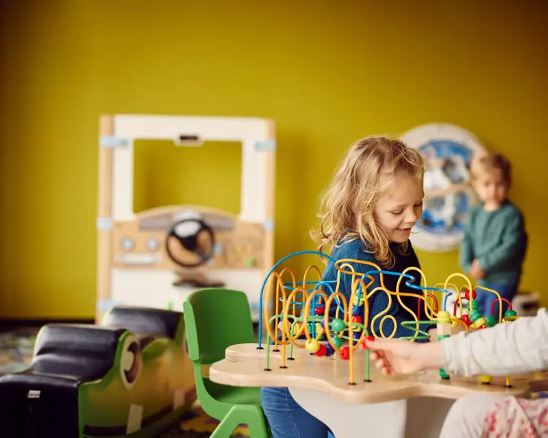 Kind in de speelkamer