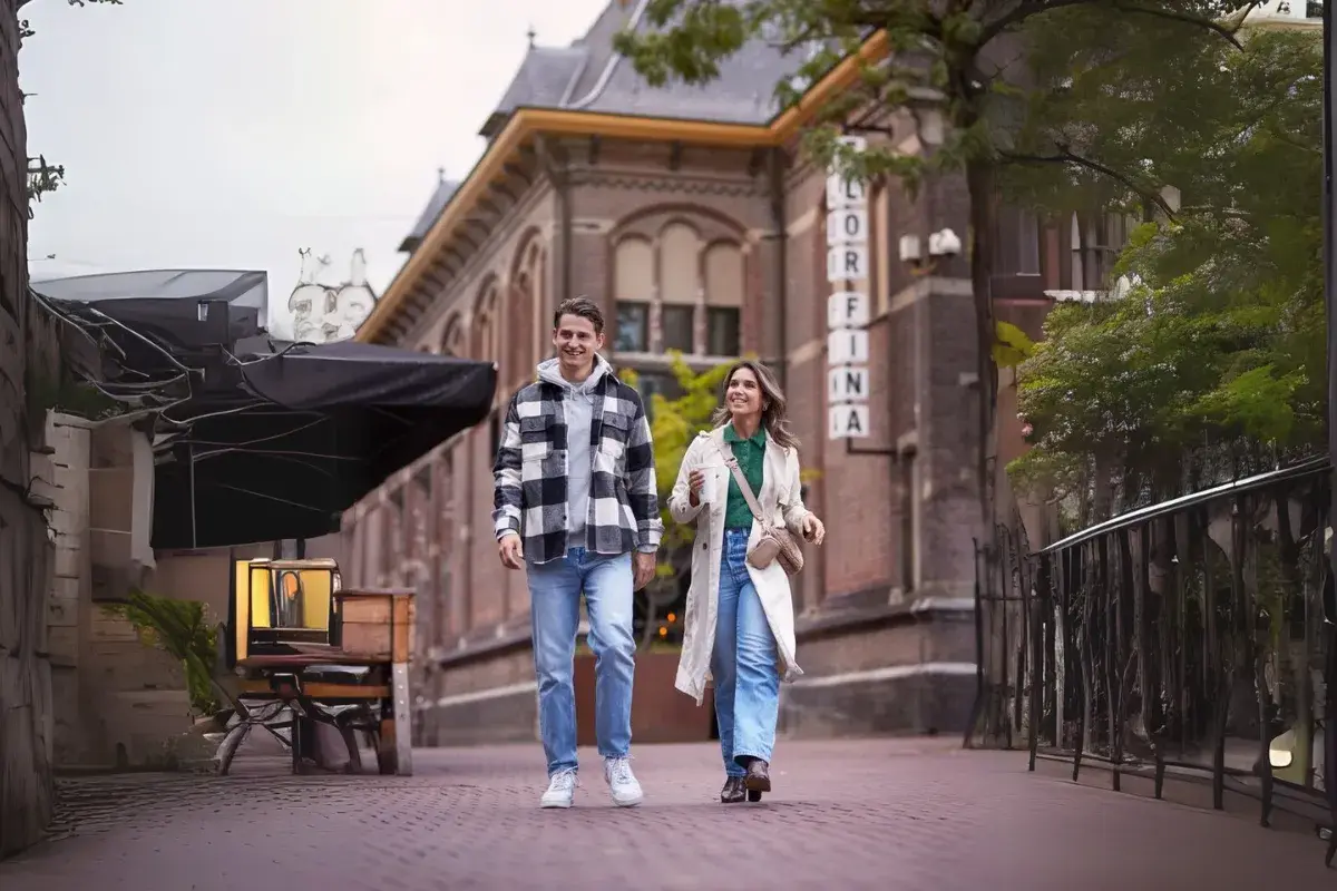 Mann und Frau gehen durch das Zentrum von Arnhem